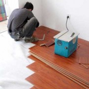 木地板砖怎么铺好（怎么铺木地板砖 视频教程）