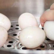咸鸭蛋怎么完整剥出来 咸鸭蛋如何取出完整蛋黄