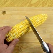 如何切玉米棒