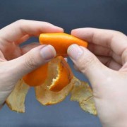 如何剥橘子皮油,橘子皮怎么剥出形状 