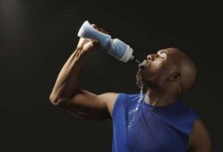  运动完出汗喝什么「运动完出汗喝什么温度的水有用呢」