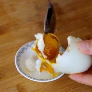  如何提取咸蛋黄「咸蛋黄取出后蛋清可以做什么」