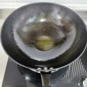  如何用猪油给铁锅开锅「用猪油开铁锅的方法」