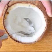 如何弄开椰子壳