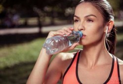 健身为什么大量饮水（健身时大量饮水）