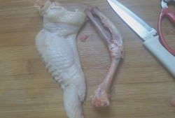 如何剔除鸡中翅骨头