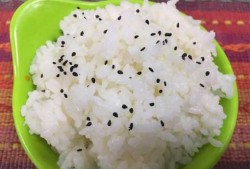 米饭里面放芝麻有什么好处-如何在米饭上撒芝麻