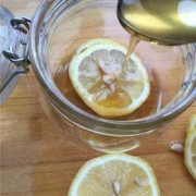  蜂蜜腌制柠檬如何保存「蜂蜜腌柠檬常温可以保存多久」