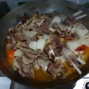 新疆的羊肉做法-新疆特色羊肉如何煮好
