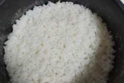 蒸锅上如何蒸米饭（在蒸锅上蒸米饭怎么样才能快速蒸熟）