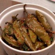  酱辣椒如何腌制「酱辣椒腌制保持翠绿的原因」