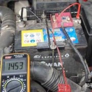 电池与油耗（油耗和电瓶有关系吗）