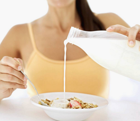健身时喝纯牛奶-在家健身喝牛奶有什么好处  第2张
