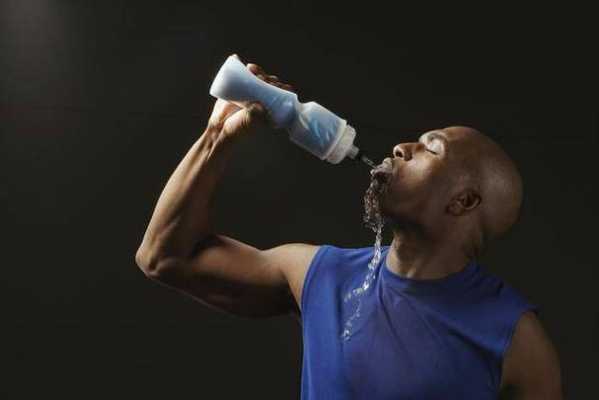 运动完出汗喝什么「运动完出汗喝什么温度的水有用呢」 第1张