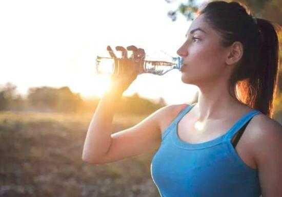  运动完出汗喝什么「运动完出汗喝什么温度的水有用呢」 第2张