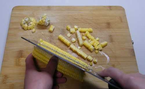  如何快速剥玉米粒视频「如何快速剥玉米粒?原来一根筷子就能搞定」 第2张